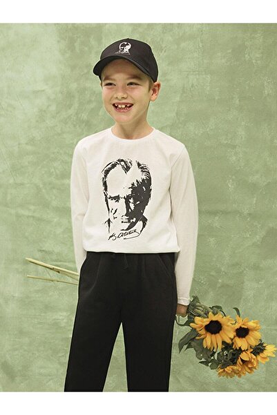 LC Waikiki LCW Kids Buxe - تي شيرت أبيض بأكمام طويلة مطبوع عليه أتاتورك للأولاد