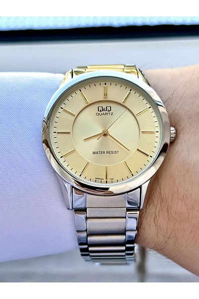 Q&Q Men's Silver Classic Numeral-Free Yellow Dial Dad Style Analog Clock