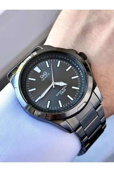Q&Q Men's Smoked Black Sports Case Phosphorus Numeral-Free Dial Seconds Display Analog Watch