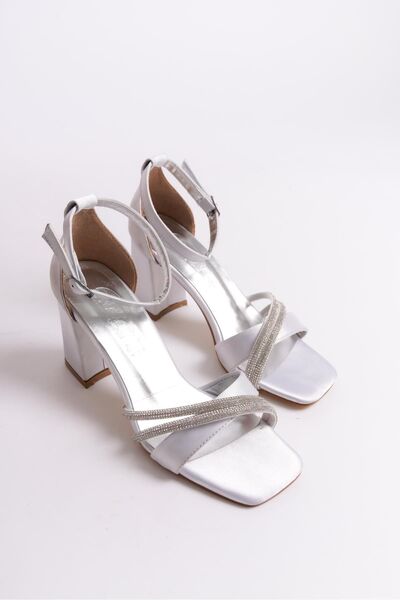 Bak Store Gümüş Saten 7 cm Kare Kalın Topuklu Kadın Ayakkabı Arka Kapalı Taşlı Biyeli