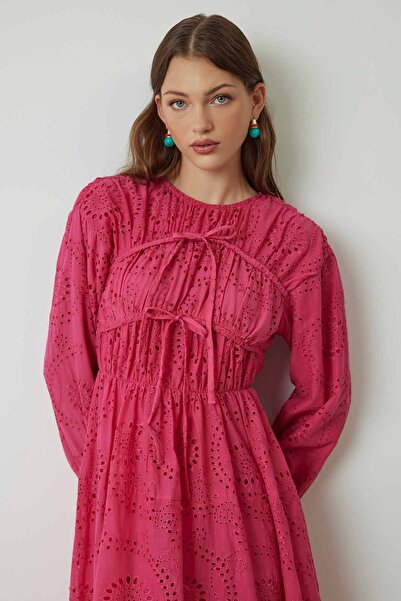 Hooopstore Φούξια Petit Brode Φόρεμα - Μπροστινή Γραβάτα Λεπτομέρεια