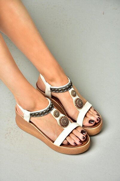 Fox Shoes S258136009 Bílé dámské sandály s klínovou podrážkou