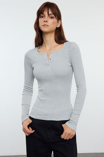 Trendyol Collection Pružná pletená halenka s šedým melanžem se šňůrou – padnoucí na tělo, se zapínáním na patentky TWOAW25BZ00080
