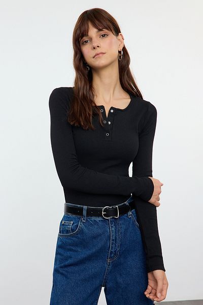 Trendyol Collection Elastyczna, czarna bluzka z dzianiny sznurkowej - dopasowana do ciała, zapinana na napy TWOAW25BZ00080