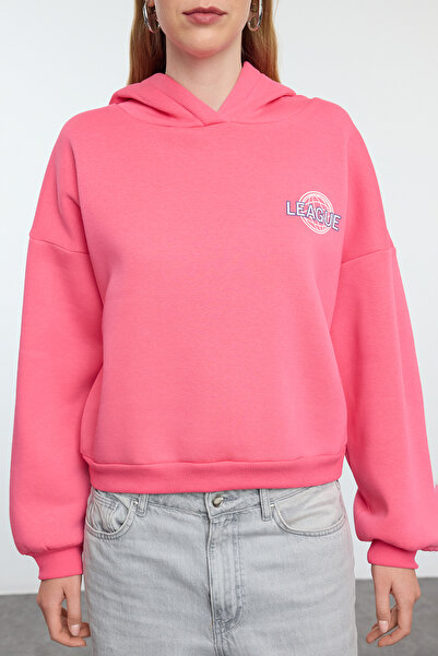 Trendyol Collection Fleecová růžová pletená mikina s kapucí - Detailní potisk TWOAW22sw0711