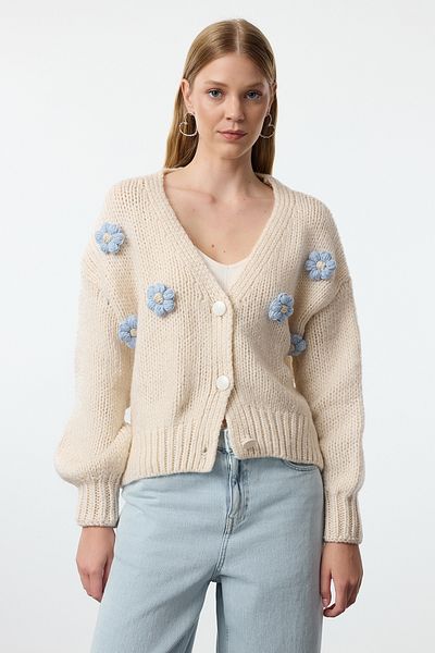 Trendyol Collection Weiche Strick-Strickjacke mit Rosen-Details - TWOAW25HI00207