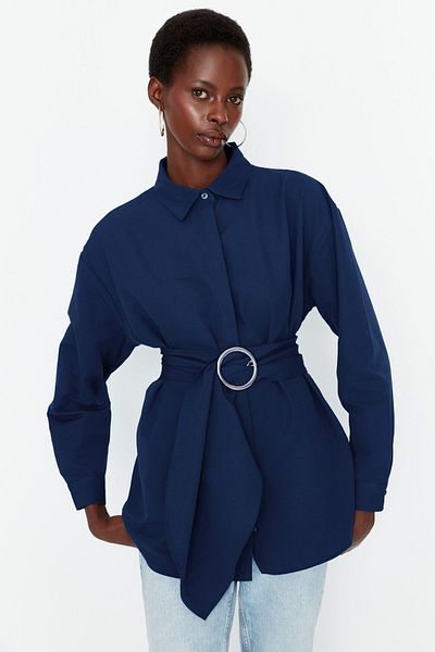 Trendyol Collection Baumwoll-Gewebtes Hemd - Dunkelmarineblau, Schnallendetail, TWOAW20GO0099