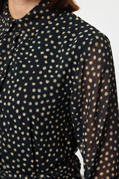 Trendyol Collection Pöttyös derékbőséges fekete sifon téli ruha - TWOAW25EL00161