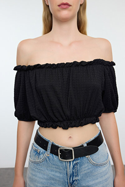 Trendyol Collection Schwarze, kurz geschnittene Strickbluse mit Carmenkragen TWOSS22BZ1421