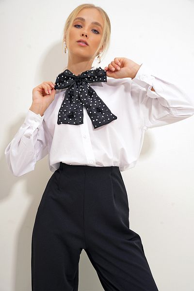 Trend Alaçatı Stili Biała koszula oversize z tkaniny z odpinaną wstążką i dodatkami Alc-X12652