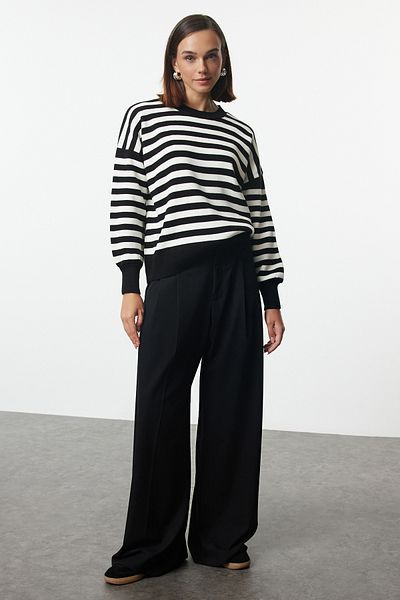 Trendyol Collection Pulover de tricotaj cu dungi negre - Aspect de hanorac TWOAW25KZ00199