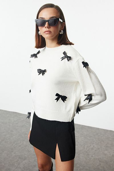 Trendyol Collection Weicher Strickpullover – Ecru, Band- und Schleifendetail TWOAW25KZ00155