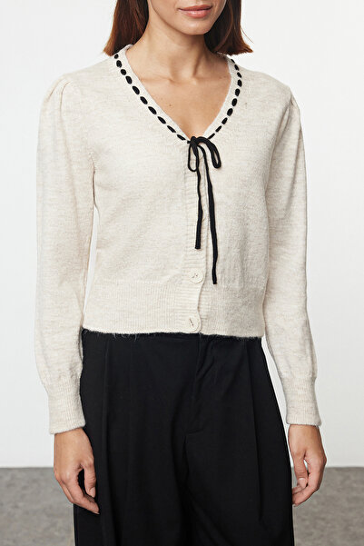 Trendyol Collection Detailní pletený svetřík s mašlí - Twoaw25Hi00243