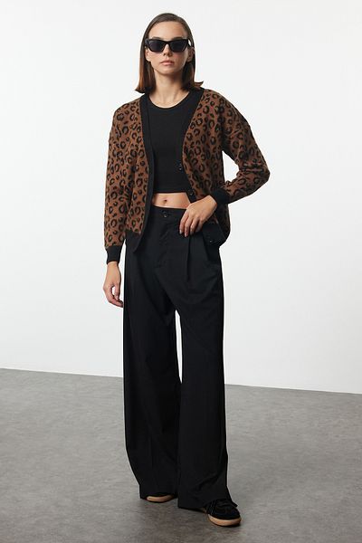 Trendyol Collection Weicher Strick-Cardigan mit Leopardenmuster – Schwarz TWOAW25HI00330