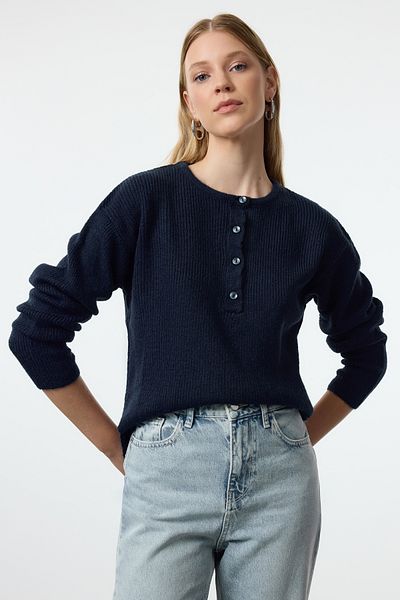 Trendyol Collection Granatowy szeroki krój - miękki w dotyku sweter z dzianiny o bardziej zrównoważonej strukturze Twoaw25Kz00309