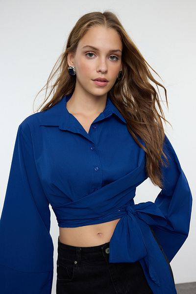 Trendyol Collection Sötétkék szőtt ing - részletes nyakkendő, normál szabású TWOAW25GO00067