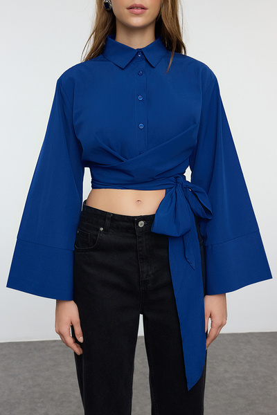 Trendyol Collection Tkaná košile v námořnické modré – detail s kravatou, Regular Fit TWOAW25GO00067