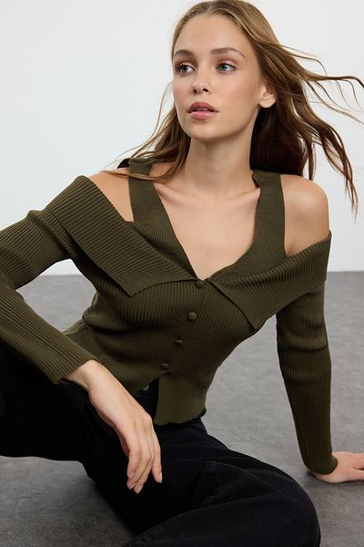 Trendyol Collection Khakifarbene Strickjacke mit V-Ausschnitt – TWOAW25HI00121