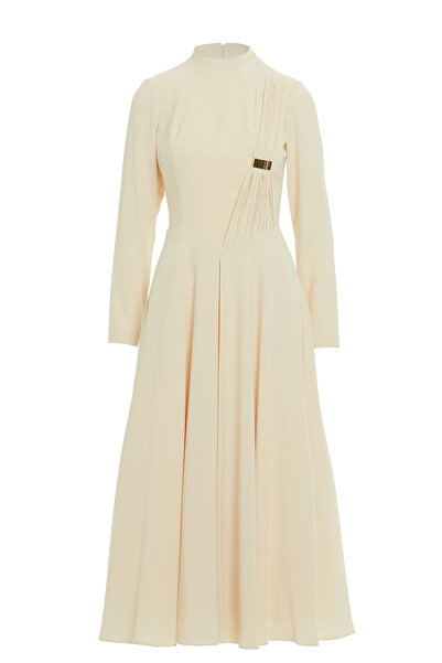 GİZİA Önü Büzgülü Ve Toka Detaylı Yarım Boğazlı Uzun Kollu Bej Midi Boy Elbise