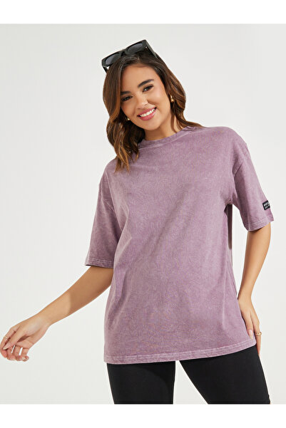 Styli تي شيرت كبير الحجم مصنوع من مادة حمضية مع تفاصيل شارة