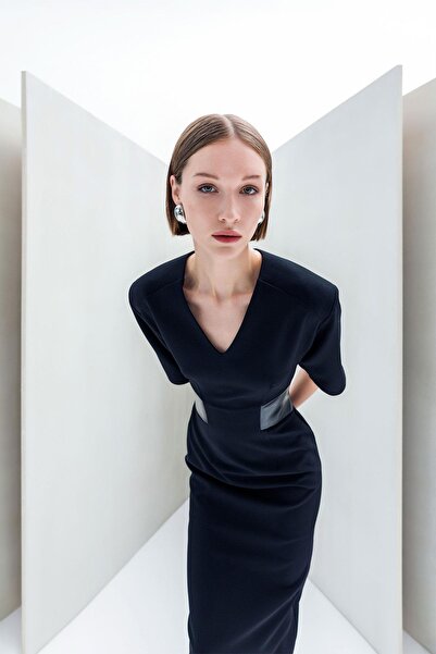 KAMEYA DERİ DETAYLI MİDİ ELBİSE 25W40621