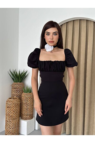 Afiş Butik Rochie mini neagră - decolteu pătrat și design încrucișat cu șiret...