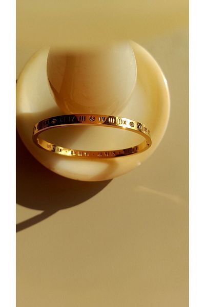 Opia JEWELRY إكسسوار ساينا بمشبك حجري بأرقام رومانية من الفولاذ