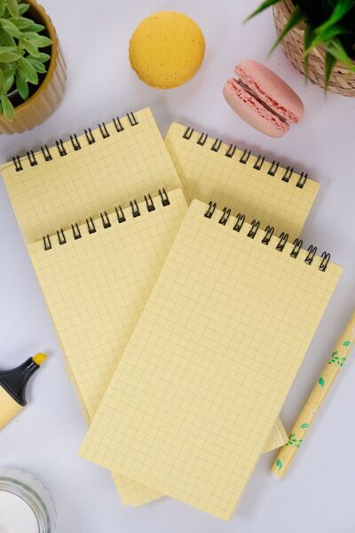 Dream Notes مجموعة من 4 دفاتر ملاحظات مربعة ملونة - 9 × 15 سم، 50 ورقة حلزونية، دفتر مدرسي أصفر