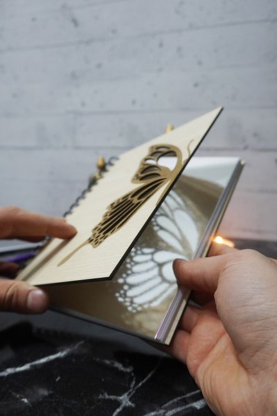 markcat Caiet cu copertă din lemn cu temă fluture - Agenda în carouri și caiet școlar (A5 - 120 coli)