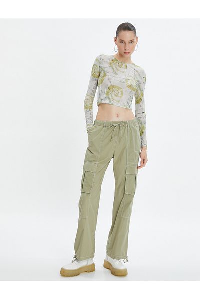 Koton Batik-gemusterte Crop-Bluse mit langen Ärmeln, Rundhalsausschnitt und Nahtdetails