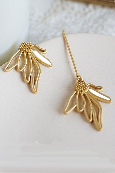 Dora Accessories Beyaz Mineli Minimal Tasarım Çiçek Altın Renk Küpe
