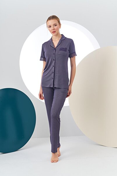 PJS 24149 Жіночий піжамний комплект у смужку з мереживними деталями та ґудзиками