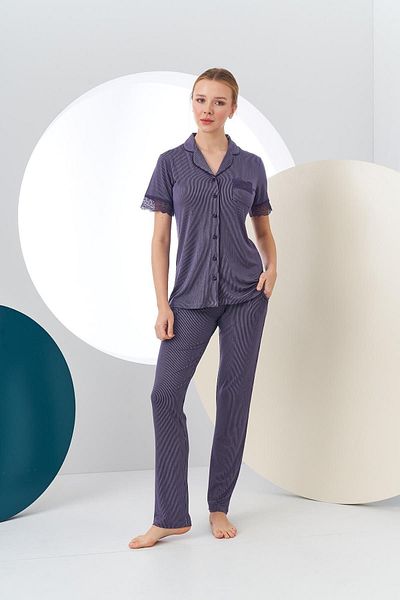PJS 24149 Set de pijamale cu nasturi cu dantelă în dungi pentru femei