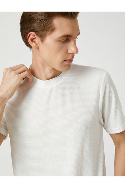 Koton Basic-T-Shirt mit strukturiertem Rundhalsausschnitt, kurzen Ärmeln und schmaler Passform