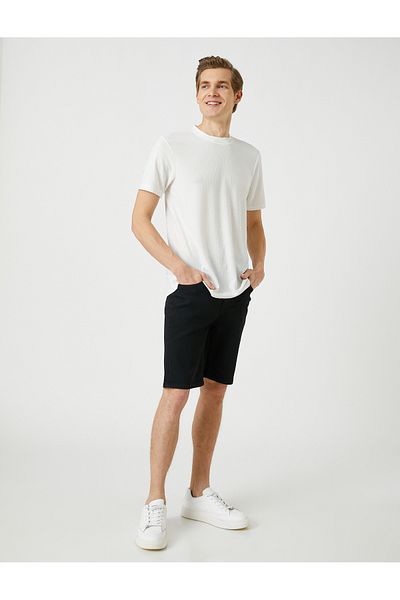Koton Basic-T-Shirt mit strukturiertem Rundhalsausschnitt, kurzen Ärmeln und schmaler Passform