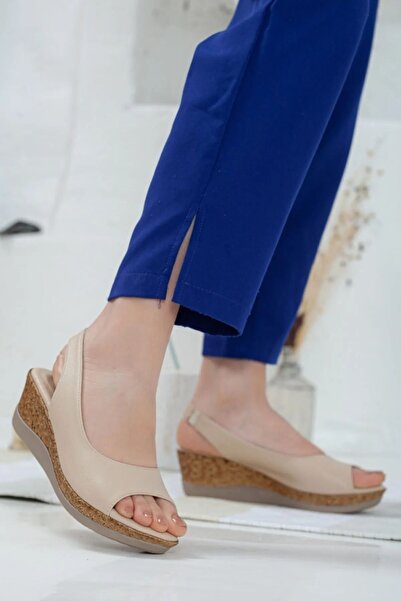 elvinshoes صندل نسائي بكعب سميك ومفتوح من الأمام باللون البيج