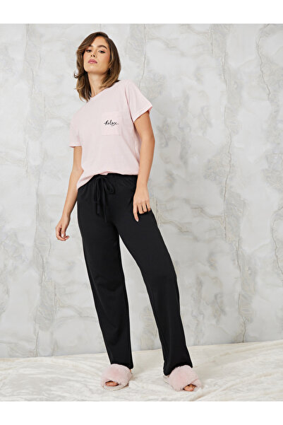 Styli طقم تي شيرت و بيجامة بجيب مطرز من Relax