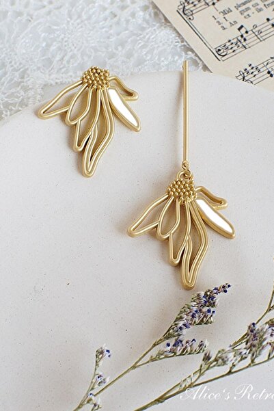 Dora Accessories Beyaz Mineli Minimal Tasarım Çiçek Altın Renk Küpe