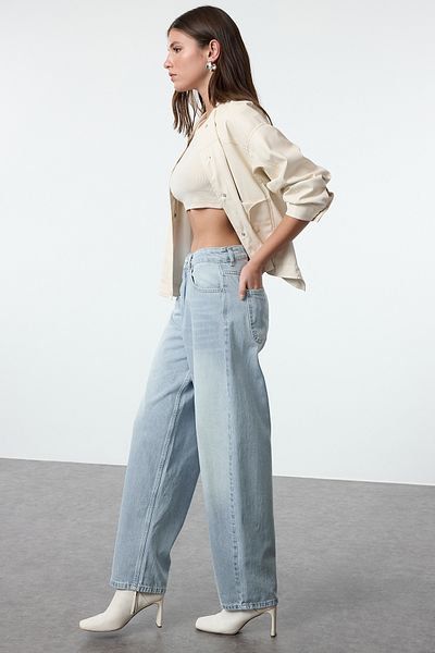 Trendyol Collection Hellblaue Skater-Jeans mit niedriger Taille - TWOSS24je00038