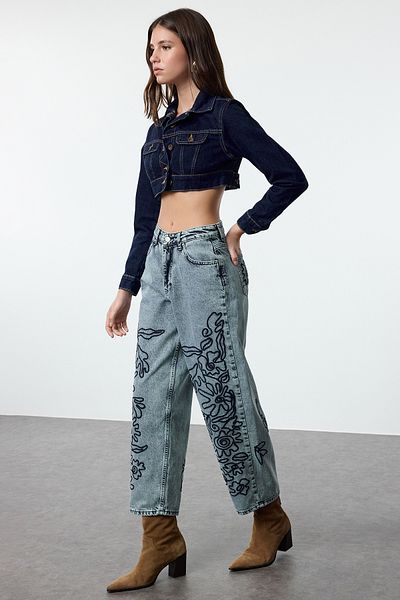Trendyol Collection Kék hímzett magas derekú hordó farmernadrág TWOAW25JE00224