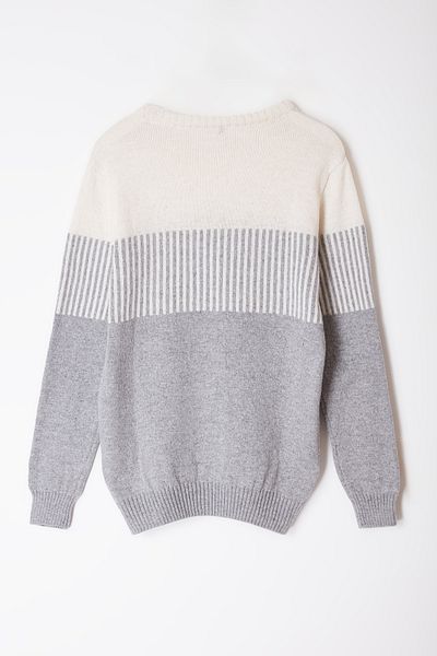 Trendyol Collection Grauer Slim-Strickpullover aus Wolle mit Rundhalsausschnitt und Farbblockierung TMNAW20KZ1503