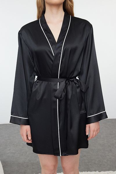 Trendyol Collection Saténový župan se širokým rukávem – černý pásek a detail lemu Thmss23sb00017