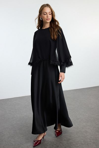 Trendyol Modest Šifonové tkané večerní šaty - Detail černého pláště TCTAW25DB00005