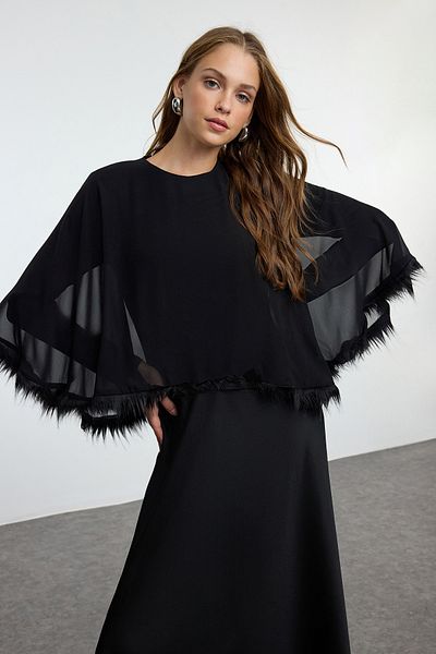 Trendyol Modest Šifonové tkané večerní šaty - Detail černého pláště TCTAW25DB00005
