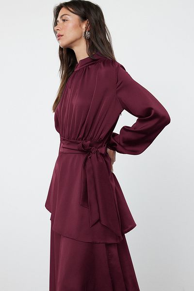 Trendyol Modest Braunes, gestuftes, gewebtes Abendkleid aus Satin mit Saum TCTSS24DB00050