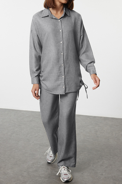 Edit by Trendyol Σετ λινό λουκ σε γκρι επάνω και κάτω μέρος - Λεπτομερές κορδόνι σχεδίασης TEDAW25US00006