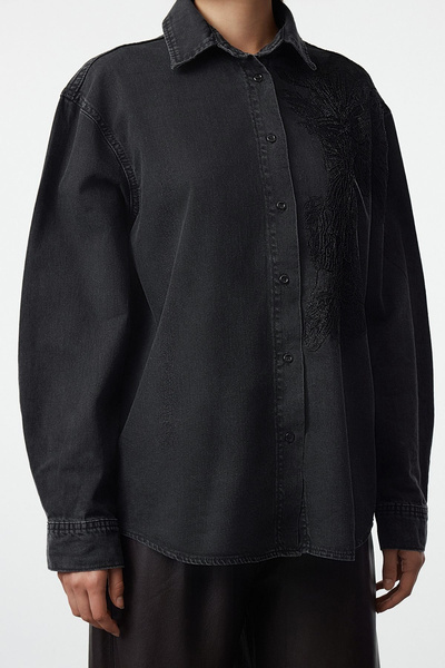Kolekcia Trendyol Džínsová košeľa – čierny čipkovaný detail, TWOAW25GO00080