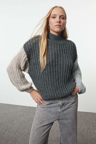 Trendyol Collection Wide Fit – Měkký antracitový úpletový svetr s barevným blokem – TWOAW21KZ0271