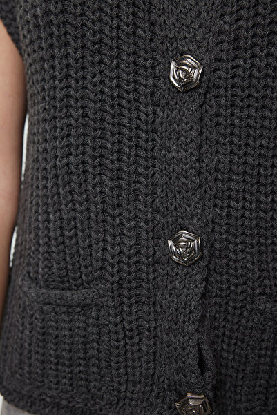 Trendyol Collection Antracitová vesta z úpletu s výstřihem TWOAW25YE00027