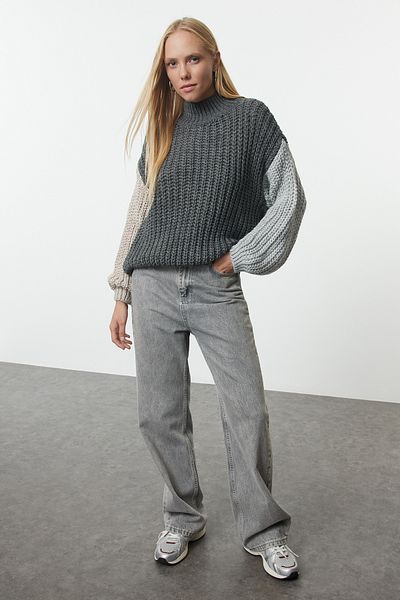 Trendyol Collection Wide Fit – Měkký antracitový úpletový svetr s barevným blokem – TWOAW21KZ0271